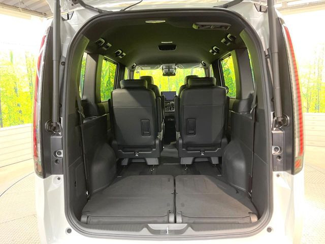 ���i�̂���������ʋ΁A���}���ɏ\���ȉ׎��X�y�[�X���m�ۂ��Ă���܂��B�Z�J���h�V�[�g��|���ƁA�傫�ȉו��̐ύڂ��\�ł���