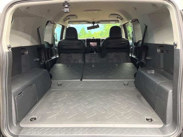 ���i�̂���������ʋ΁A���}���ɏ\���ȉ׎��X�y�[�X���m�ۂ��Ă���܂��B�Z�J���h�V�[�g��|���ƁA�傫�ȉו��̐ύڂ��\�ł���