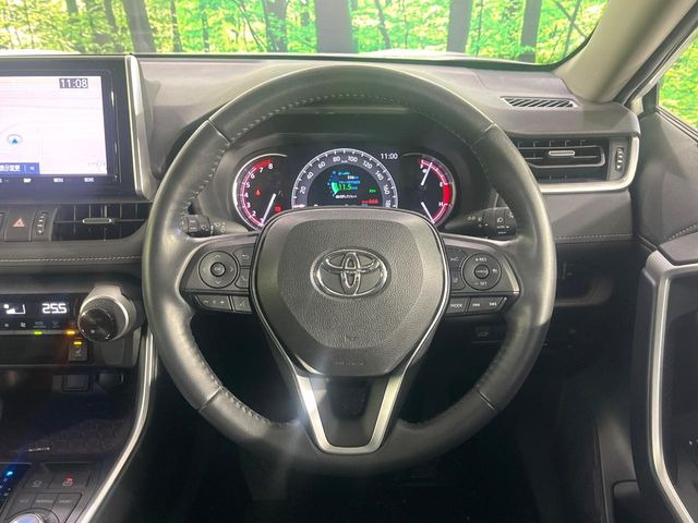 【ステアリングヒーター】冬場に冷たくなりやすい革巻きステアリングを、スイッチ一つで素早く適温に!エアコンよりも早く温まってくれるので、寒い日の運転も快適になりますね♪