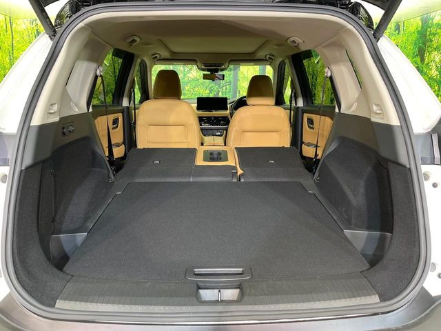 ���i�̂���������ʋ΁A���}���ɏ\���ȉ׎��X�y�[�X���m�ۂ��Ă���܂��B�Z�J���h�V�[�g��|���ƁA�傫�ȉו��̐ύڂ��\�ł���