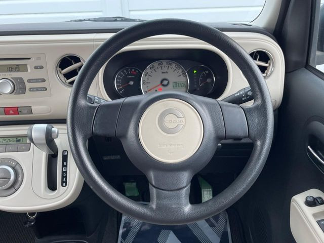 �C���e���A�ɍ��킹���f�U�C���̃X�e�A�����O�́A�^�]�������̂��Ƃ��l���A�^�]���₷���`��A�傫���ł��B�����x�A���ۂɐG���Ă��m���߂��������B