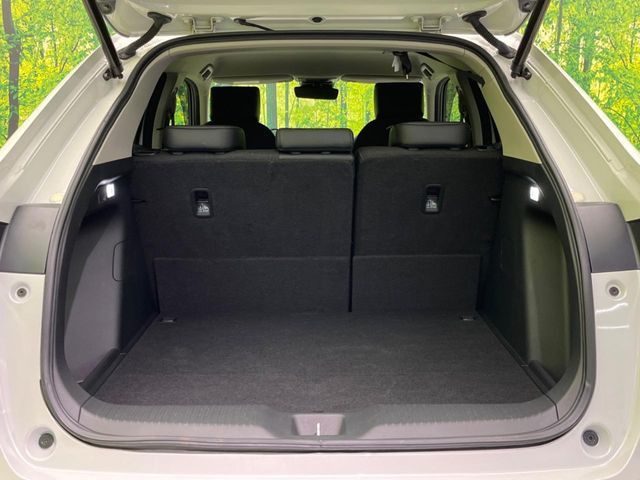 ���i�̂���������ʋ΁A���}���ɏ\���ȉ׎��X�y�[�X���m�ۂ��Ă���܂��B�Z�J���h�V�[�g��|���ƁA�傫�ȉו��̐ύڂ��\�ł���