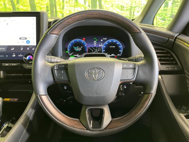 【ウッドコンビステアリング】高級感ある木目調パーツを採用した手に良く馴染むコンビハンドル。運転席廻りの雰囲気も一気に豪華になります!