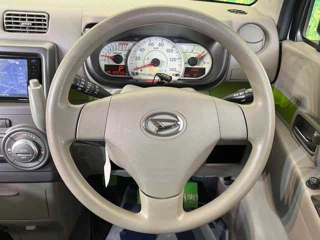 �C���e���A�ɍ��킹���f�U�C���̃X�e�A�����O�́A�^�]�������̂��Ƃ��l���A�^�]���₷���`��A�傫���ł��B�����x�A���ۂɐG���Ă��m���߂��������B