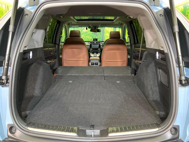 ���i�̂���������ʋ΁A���}���ɏ\���ȉ׎��X�y�[�X���m�ۂ��Ă���܂��B�Z�J���h�V�[�g��|���ƁA�傫�ȉו��̐ύڂ��\�ł���