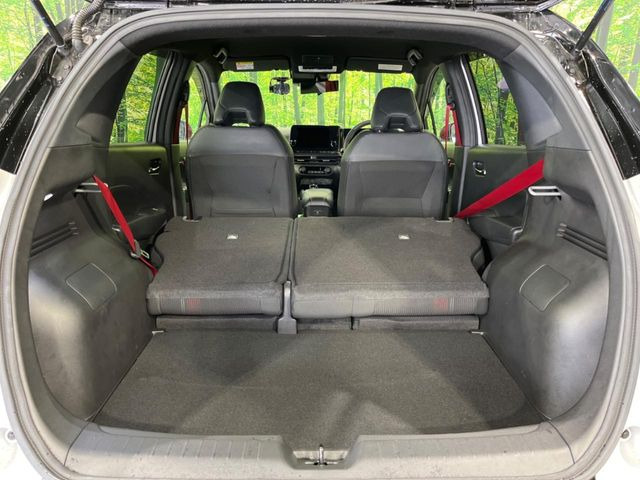 ���i�̂���������ʋ΁A���}���ɏ\���ȉ׎��X�y�[�X���m�ۂ��Ă���܂��B�Z�J���h�V�[�g��|���ƁA�傫�ȉו��̐ύڂ��\�ł���