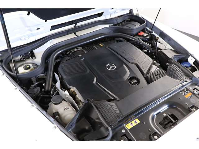 2.9L ����6�C��DOHC�^�[�{(�f�B�[�[��)�A330ps/71.4kgm�A�S��&times;�S��&times;�S��mm 4660&times;1985&times;1975mm�A�ԗ��d�� 2530kg