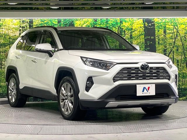 高透明度のガラス皮膜で撥水はもちろん、上質なツヤ・光沢を実現。紫外線や酸性雨から大切な愛車を保護し、色あせ・劣化を防止。「弾スプラッシュコート」、「弾プリミッサコート」からお選びいただけます。