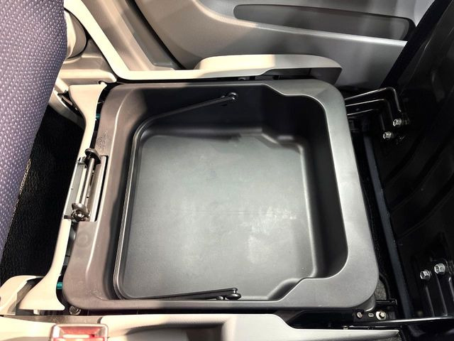 �y�V�[�g�A���_�[�{�b�N�X�z�V�[�g�̉��ɑ�e�ʂ̎��[�X�y�[�X��������Ă���A�C���ԃO�b�Y�ȂǁA�O���猩��ꂽ���Ȃ����̂�����������[�ł��ĕ֗�!