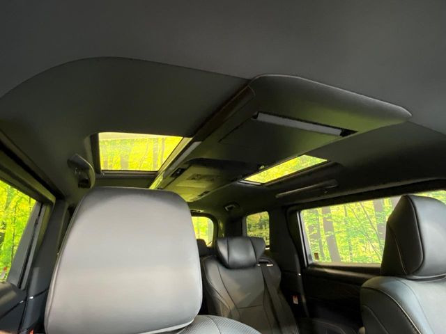 【ガラスルーフ】ガラスルーフ搭載で車内の解放感が一気にアップ!開放的なドライブをお楽しみいただけます。