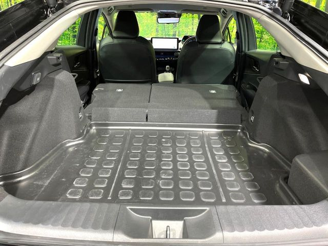 ���i�̂���������ʋ΁A���}���ɏ\���ȉ׎��X�y�[�X���m�ۂ��Ă���܂��B�Z�J���h�V�[�g��|���ƁA�傫�ȉו��̐ύڂ��\�ł���