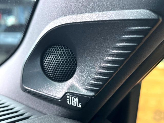 �yJBL�T�E���h�V�X�e���z���[�J�[�I�v�V�����̍��i�ʃT�E���h�V�X�e���𓋍ځB��p�̃`���[�j���O���{���ꂽ�召�l�X�ȃX�s�[�J�[����ǎ��ȃT�E���h���t�ł��A�Տꊴ���ӂ�鉹����Ԃ����o���܂��B