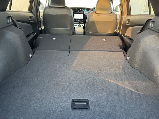 ���i�̂���������ʋ΁A���}���ɏ\���ȉ׎��X�y�[�X���m�ۂ��Ă���܂��B�Z�J���h�V�[�g��|���ƁA�傫�ȉו��̐ύڂ��\�ł���