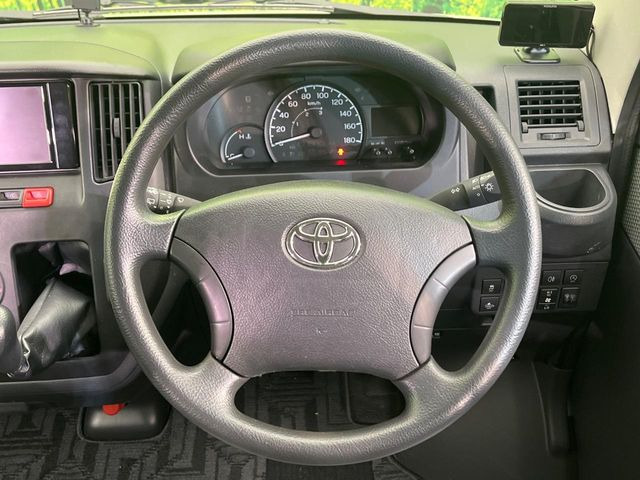 �C���e���A�ɍ��킹���f�U�C���̃X�e�A�����O�́A�^�]�������̂��Ƃ��l���A�^�]���₷���`��A�傫���ł��B�����x�A���ۂɐG���Ă��m���߂��������B