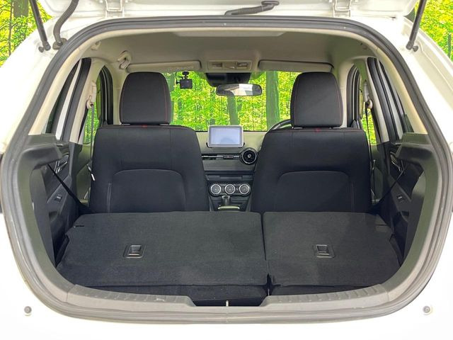 ���i�̂���������ʋ΁A���}���ɏ\���ȉ׎��X�y�[�X���m�ۂ��Ă���܂��B�Z�J���h�V�[�g��|���ƁA�傫�ȉו��̐ύڂ��\�ł���