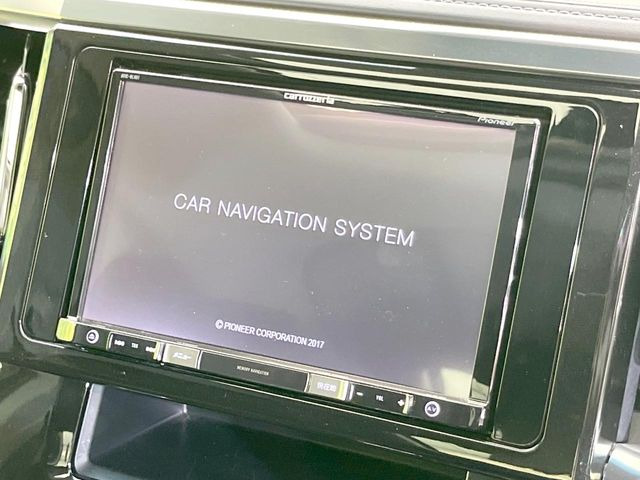 【大画面ナビ】人気の大型8インチナビを装備。存在感のある大画面はインパクト大!ナビ利用時のマップ表示は見やすく、テレビやDVDは臨場感がアップ!いつものドライブがグッと楽しくなります♪