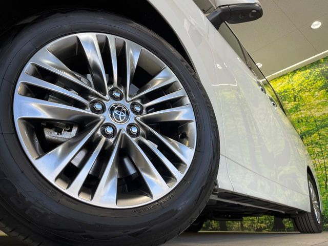 【純正18インチアルミホイール】外観にマッチした純正アルミホイールを装着しております。各種社外アルミホイールや、スタッドレスタイヤも取扱いしております。是非ご相談ください♪