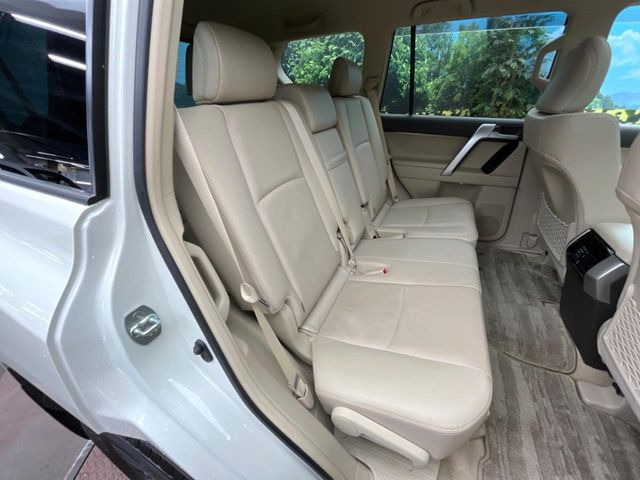 後部座席も気になるようなキズ・汚れやへたり等、大きなダメージはなく、良好な状態です。