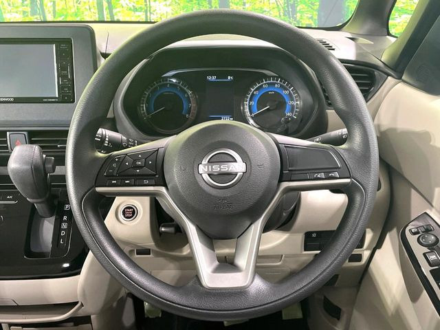 �C���e���A�ɍ��킹���f�U�C���̃X�e�A�����O�́A�^�]�������̂��Ƃ��l���A�^�]���₷���`��A�傫���ł��B�����x�A���ۂɐG���Ă��m���߂��������B