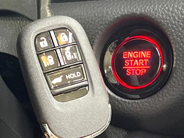 �yHonda�X�}�[�g�L�[�z�J�o����|�P�b�g�ɓ��ꂽ�܂܂ł��h�A�̎{���E�������\�ȃX�}�[�g�L�[�𑕔��B�G���W���̃I���E�I�t�����J�M�����o���K�v����������Ƃ��Ă��֗��ł���