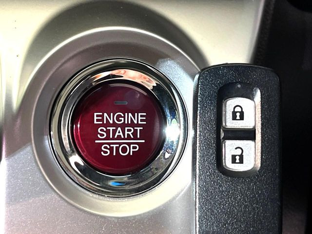 �yHonda�X�}�[�g�L�[�z�J�o����|�P�b�g�ɓ��ꂽ�܂܂ł��h�A�̎{���E�������\�ȃX�}�[�g�L�[�𑕔��B�G���W���̃I���E�I�t�����J�M�����o���K�v����������Ƃ��Ă��֗��ł���