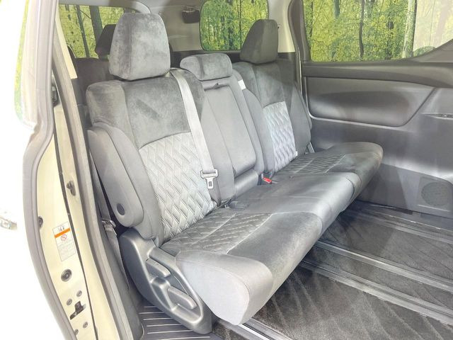 後部座席も気になるようなキズ・汚れやへたり等、大きなダメージはなく、良好な状態です。