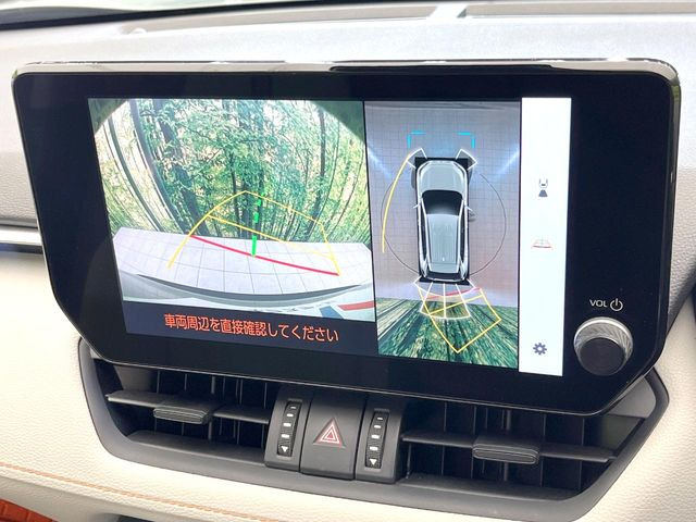 【パノラミックビューモニター】専用のカメラにより、上から見下ろしたような視点で360度クルマの周囲を確認することができます☆死角部分も確認しやすく、狭い場所での切り返しや駐車もスムーズに行えます。