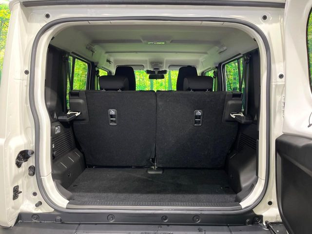 ���i�̂���������ʋ΁A���}���ɏ\���ȉ׎��X�y�[�X���m�ۂ��Ă���܂��B�Z�J���h�V�[�g��|���ƁA�傫�ȉו��̐ύڂ��\�ł���