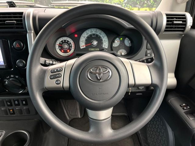 �C���e���A�ɍ��킹���f�U�C���̃X�e�A�����O�́A�^�]�������̂��Ƃ��l���A�^�]���₷���`��A�傫���ł��B�����x�A���ۂɐG���Ă��m���߂��������B