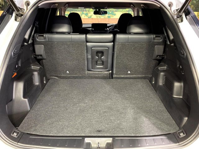 ���i�̂���������ʋ΁A���}���ɏ\���ȉ׎��X�y�[�X���m�ۂ��Ă���܂��B�Z�J���h�V�[�g��|���ƁA�傫�ȉו��̐ύڂ��\�ł���