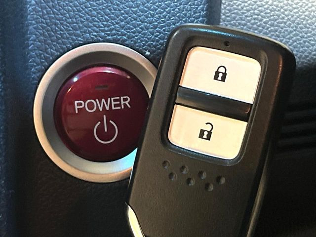 �yHonda�X�}�[�g�L�[�z�J�o����|�P�b�g�ɓ��ꂽ�܂܂ł��h�A�̎{���E�������\�ȃX�}�[�g�L�[�𑕔��B�G���W���̃I���E�I�t�����J�M�����o���K�v����������Ƃ��Ă��֗��ł���