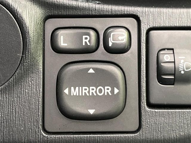 �y�d���i�[�~���[�z�T�C�h�~���[�͓d���i�[���ƂȂ��Ă���A�������ԏ�ł��L�Y�������X�N��}�����܂��B