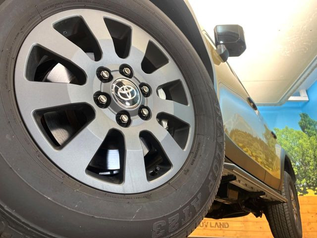 �y����18�C���`�A���~�z�C�[���z�O�ςɃ}�b�`���������A���~�z�C�[���𑕒����Ă���܂��B�e��ЊO�A���~�z�C�[����A�X�^�b�h���X�^�C�����戵�����Ă���܂��B���񂲑��k����������