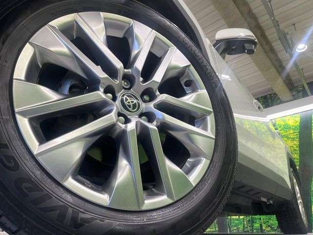 【純正19インチアルミホイール】外観にマッチした純正アルミホイールを装着しております。各種社外アルミホイールや、スタッドレスタイヤも取扱いしております。是非ご相談ください♪