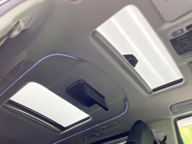 【サンルーフ】開放感たっぷりの希少装備、サンルーフが装着されています!車内に明かりを取り入れたり景色を楽しむ以外にも、車内の空気も簡単に換気できて快適です!