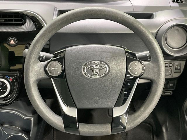 �C���e���A�ɍ��킹���f�U�C���̃X�e�A�����O�́A�^�]�������̂��Ƃ��l���A�^�]���₷���`��A�傫���ł��B�����x�A���ۂɐG���Ă��m���߂��������B