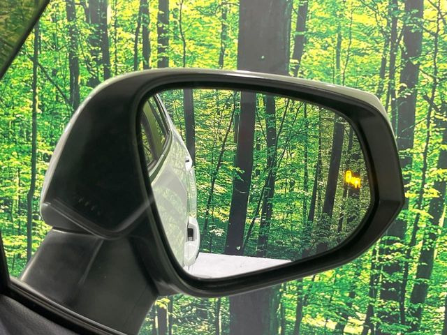 【ブラインドスポットモニター】走行中、ドアミラーの死角になりやすい箇所に後続車が接近するとサイドミラーのレンズに警告を表示!ドライバーに注意喚起をしてくれます。