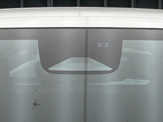 �y�z���_�Z���V���O�z���s���ɑO���̎ԗ�����F�����A�Փ˂������Ȏ��͌x��ƃu���[�L�ŏՓˉ���Ɣ�Q�y�����A�V�X�g�B�����S�Ƀh���C�u�����y���݂��������܂��B