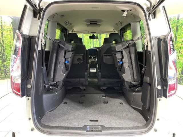 ���i�̂���������ʋ΁A���}���ɏ\���ȉ׎��X�y�[�X���m�ۂ��Ă���܂��B�Z�J���h�V�[�g��|���ƁA�傫�ȉו��̐ύڂ��\�ł���