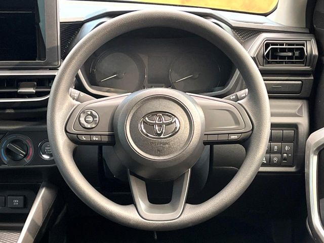 �C���e���A�ɍ��킹���f�U�C���̃X�e�A�����O�́A�^�]�������̂��Ƃ��l���A�^�]���₷���`��A�傫���ł��B�����x�A���ۂɐG���Ă��m���߂��������B