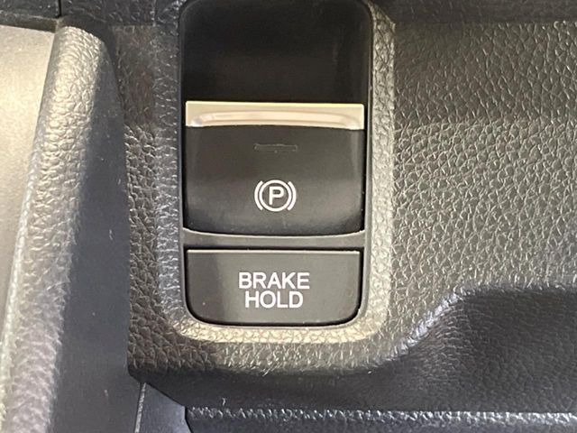 �y�I�[�g�u���[�L�z�[���h�z�M���҂���a�؂Œ�Ԏ��Ƀu���[�L���瑫�𗣂��Ă��A��~��Ԃ�ێ����Ă���܂��B�O�i����Ƃ��̓A�N�Z���𓥂߂Ύ����ŉ��������̂ň��S��X���^�]���y�ɂȂ�܂���