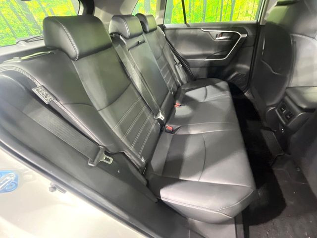 【合皮レザーシート】汚れのふき取りが容易でメンテナンスもが簡単な、機能性に優れる合成皮革を採用した上質なシートです。座り心地もよく、高級感あふれる心地良い車内空間を演出してくれます。