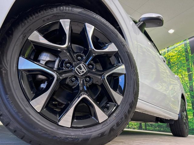 �y����18�C���`�A���~�z�C�[���z�O�ςɃ}�b�`���������A���~�z�C�[���𑕒����Ă���܂��B�e��ЊO�A���~�z�C�[����A�X�^�b�h���X�^�C�����戵�����Ă���܂��B���񂲑��k����������