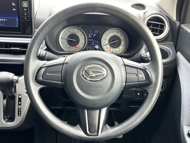 �C���e���A�ɍ��킹���f�U�C���̃X�e�A�����O�́A�^�]�������̂��Ƃ��l���A�^�]���₷���`��A�傫���ł��B�����x�A���ۂɐG���Ă��m���߂��������B