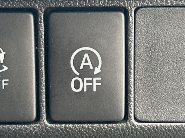 【アイドリングストップ】赤信号や渋滞で停車した際にエンジンを停止し、無駄な燃料の消費を抑えます。燃費向上や環境保護につなげる機能♪エンジンはブレーキを離せば再始動します。