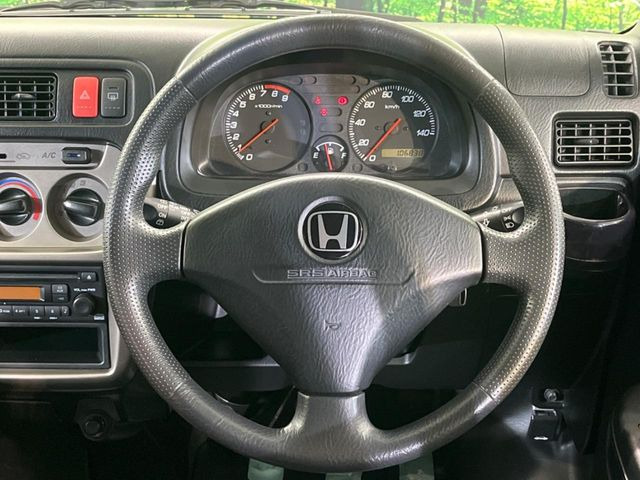 �C���e���A�ɍ��킹���f�U�C���̃X�e�A�����O�́A�^�]�������̂��Ƃ��l���A�^�]���₷���`��A�傫���ł��B�����x�A���ۂɐG���Ă��m���߂��������B