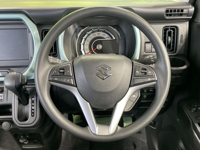 �C���e���A�ɍ��킹���f�U�C���̃X�e�A�����O�́A�^�]�������̂��Ƃ��l���A�^�]���₷���`��A�傫���ł��B�����x�A���ۂɐG���Ă��m���߂��������B