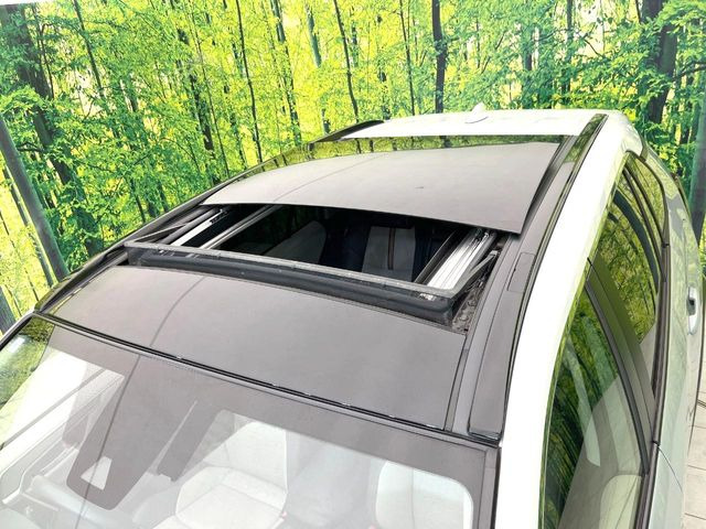【サンルーフ】開放感たっぷりの希少装備、サンルーフが装着されています!車内に明かりを取り入れたり景色を楽しむ以外にも、車内の空気も簡単に換気できて快適です!