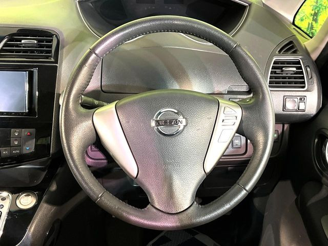 �C���e���A�ɍ��킹���f�U�C���̃X�e�A�����O�́A�^�]�������̂��Ƃ��l���A�^�]���₷���`��A�傫���ł��B�����x�A���ۂɐG���Ă��m���߂��������B