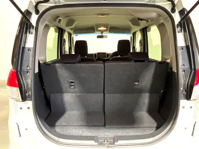 ���i�̂���������ʋ΁A���}���ɏ\���ȉ׎��X�y�[�X���m�ۂ��Ă���܂��B�Z�J���h�V�[�g��|���ƁA�傫�ȉו��̐ύڂ��\�ł���